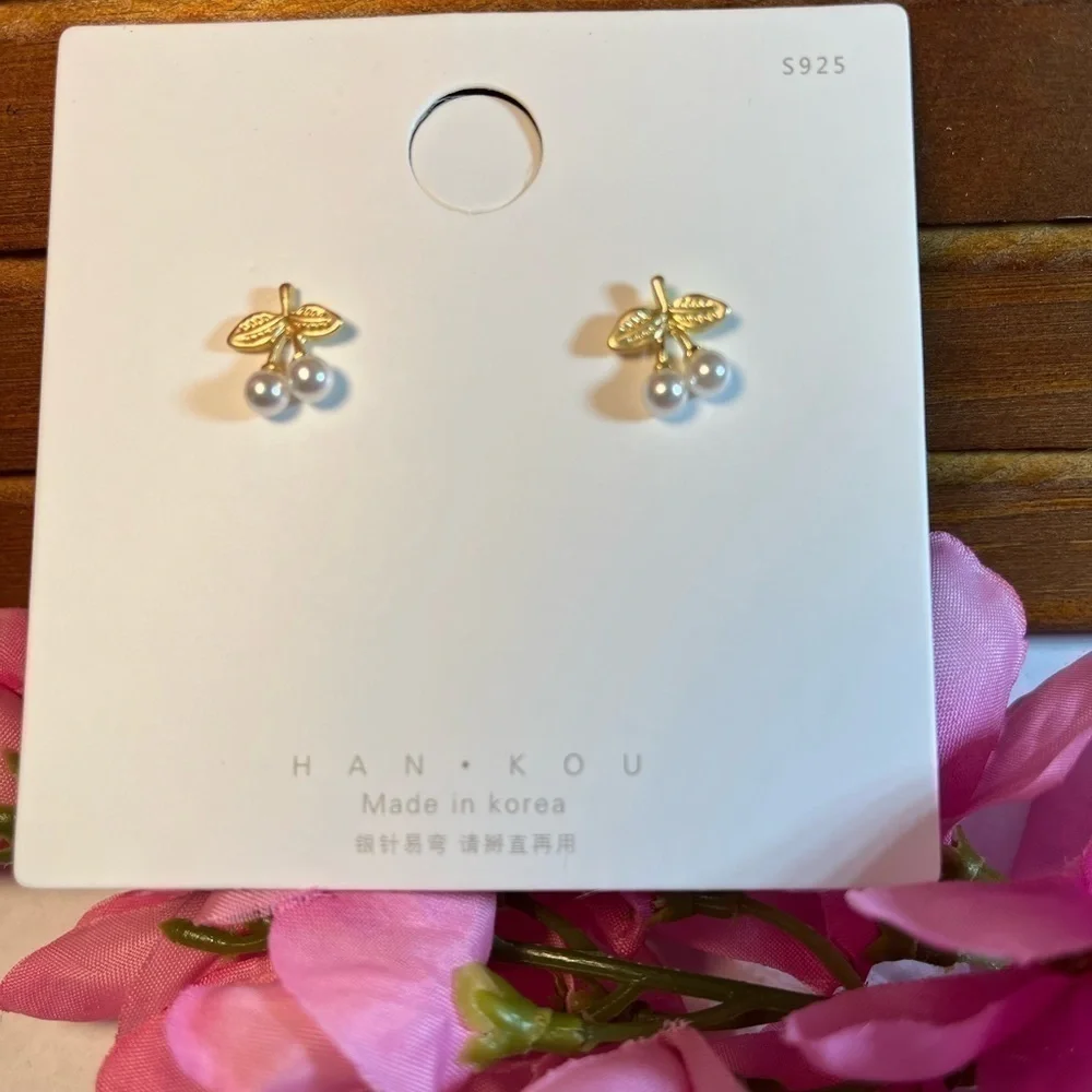 Women’s fashion jewelry, artificial pearls, gold tone leaves pierced earrings - Picture 4 of 5